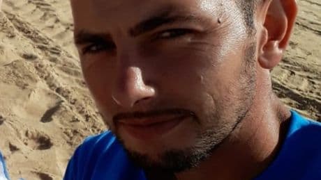Vasile Frumuzache, il killer di Denisa Paun e Ana Maria Andrei aggredito in carcere dal parente di una delle escort uccise: sfigurato con olio bollente