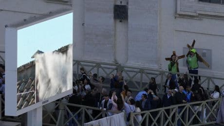 Euforia en la plaza de San Pedro ante la fumata blanca