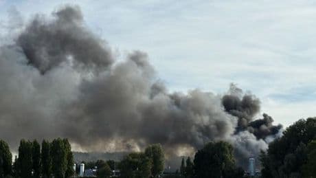 Großbrand: Knapp 300 Einsatzkräfte bekämpfen Feuer im Hamburger Hafen