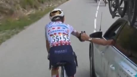 Tour de France : Thibaut Pinot critique l’attitude de Lenny Martinez après «un bidon collé»