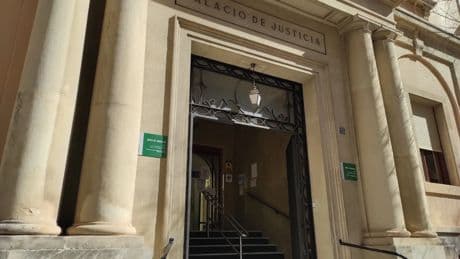 Condenado a 14 años de cárcel tras asestar 15 puñaladas a su pareja cuando tenía a su bebé en brazos