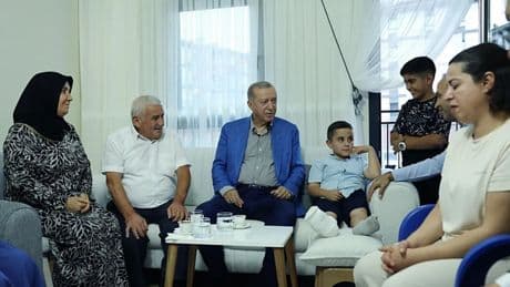 Başkan Erdoğan'dan yeni evlerine kavuşan depremzede aileye ziyaret