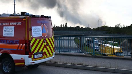 Mit gepanzerten Wasserwerfern gegen die Flammen – 5 Verletzte bei Großbrand im Hafen