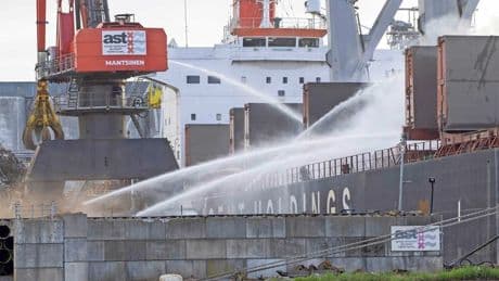 Brand op schip in haven Amsterdam nog niet geblust: ’Haal dieren uit de rook’