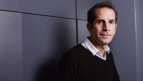 « Personne ne doit contrôler nos lectures » : Jul fait lire sa version censurée de « la Belle et la Bête » par des auteurs et anciens ministres