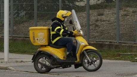 Miles de vitorianos esperan meses sus cartas por falta de plantilla en Correos