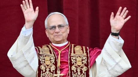Pape Léon XIV : les images de la toute première apparition du successeur de François