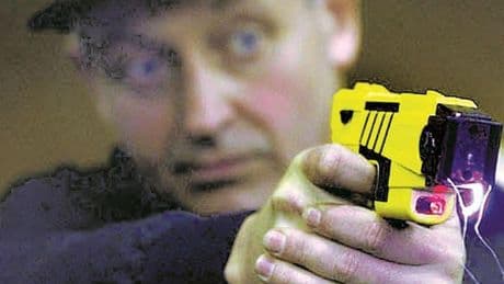 El Parlamento rechaza dotar de pistolas táser a los patrulleros de la Ertzaintza
