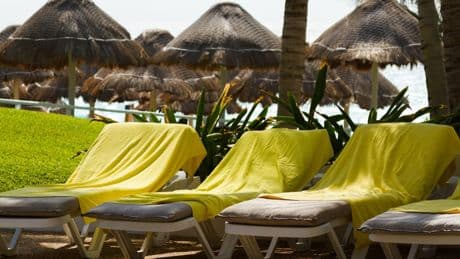 Gerichtsurteil: Reservierte Liegen am Urlaubspool – ist es erlaubt?