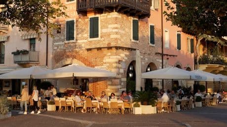 Bis zu 500 Euro Bußgeld - Gardasee: Geldstrafe für Nerv-Kellner