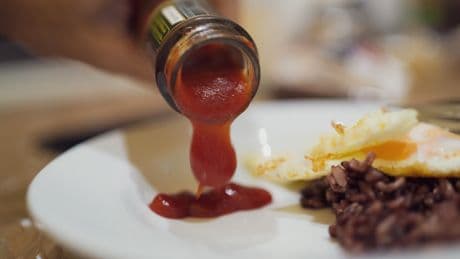 Ketchup kommt nicht aus der Flasche? Mit einem Trick klappt es