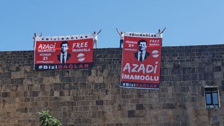 Diyarbakır'da surlara asılan 'İmamoğlu' pankartlarına polis el koydu