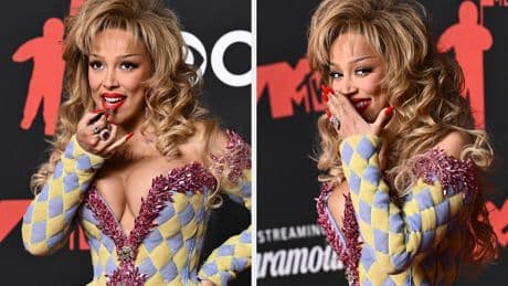 Doja Cat Ate Her Lipstick On The VMAs Red Carpet And No We Don't Know Why Either