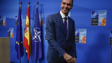 El surrealista final de la rueda de prensa de Pedro Sánchez en la OTAN: «No te rindas, te queremos»