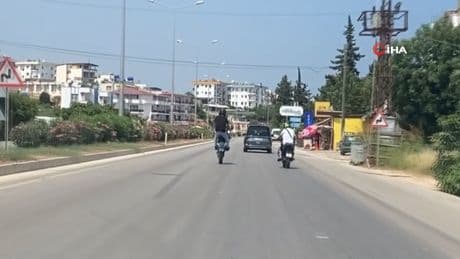 Motosikletli sürücüden D-400 karayolunda tehlikeli hareketler