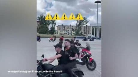 Scampia, incredibile caos in strada per il lancio dell'album di un rapper