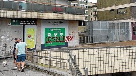 Vecinos de Barakaldo blindan un patio contra el trapicheo de drogas y el vandalismo