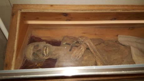 El vicario del siglo XVIII al que embalsamaron en Austria introduciéndole trozos de madera, ramas y pedazos de tela por el ano