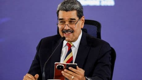 Maduro "dinlenemeyen" telefonunu gösterdi