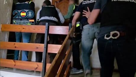Detenidos en Elda por agredir y retener a un hombre al que obligaron a mendigar para pagar una deuda falsa