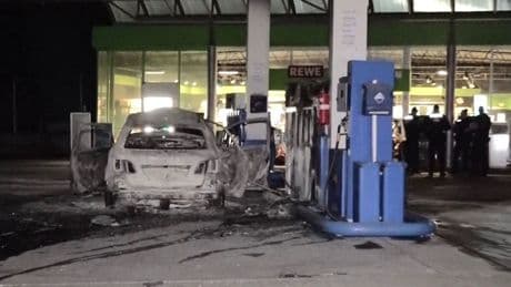 Kriminalität: Mann fährt brennendes Auto an Tankstelle und droht mit Axt