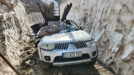 Rize'de üzerine kaya parçası düşen kamyonetteki 1 kişi öldü, 2 kişi yaralandı