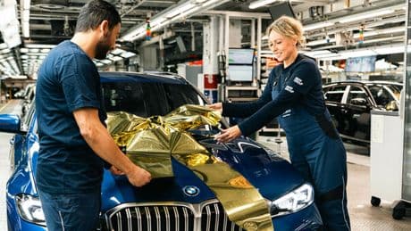 Bmw, 3 milioni di veicoli elettrificati prodotti a Monaco. Il traguardo è stato raggiunto con una 330e Touring