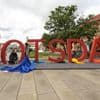 „Weltweit einzige Skulptur, die barrierefrei geplant ist“: Potsdam-Schriftzug vor dem Filmmuseum enthüllt