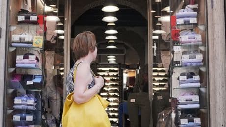 Saldi estivi 2025, via agli sconti dal 5 luglio: ecco le date regione per regione (e quanto durano)