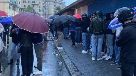 Tifosi della Sampdoria: protesta sotto la pioggia, poi il rinvio