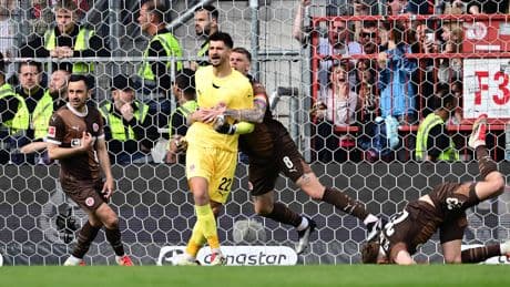 Späte Pleite, zweimal Gelb-Rot - Stuttgart versaut St. Pauli die Retter-Party