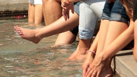 Kölner Dom: Mann badet in Brunnen - Video sorgt für Diskussionen