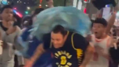 Un fan de los Pacers es acosado a bolsas de basura por hinchas de los Knicks... y se lleva un premio