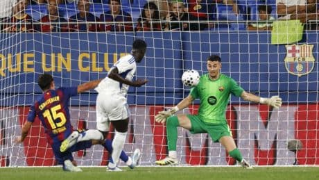 El Barça presume de portero en redes sociales: auténticos paradones de Joan García en el Gamper