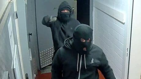 Überfall auf McDonald’s in Göttingen - Wer kennt diese Masken-Männer?