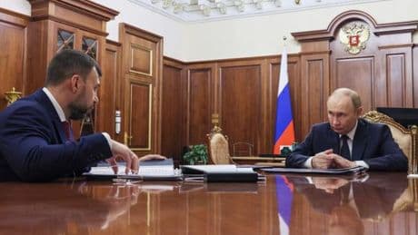 En direct, guerre en Ukraine : Vladimir Poutine serait prêt à geler une grande partie du front en échange de la région du Donbass, d’après plusieurs médias