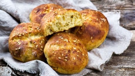 Fit in den Tag: Eiweißreiche Hafer-Brötchen ohne Mehl – in nur 30 Minuten gebacken
