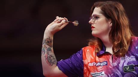„Von Geburt an weiblich“ - Darts-Verband schließt Transfrauen von Frauen-Turnieren aus