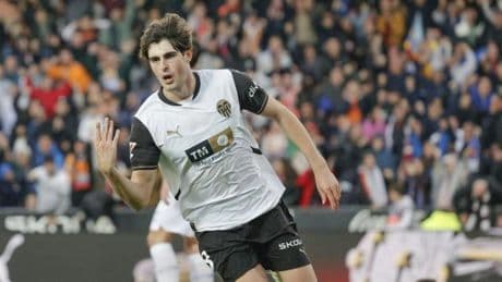 Javi Guerra amplía su contrato con el Valencia