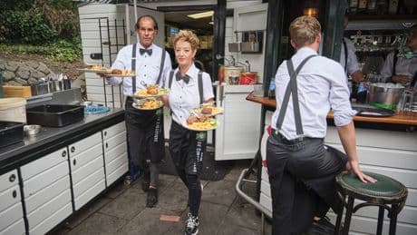 Rotterdamse gehaktballentent is hit, zelfs koning kwam langs: ’Hij moest wel aan statafel’