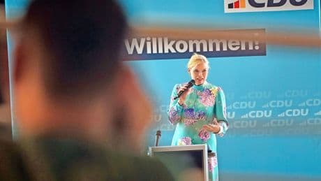Neues von den Promis: Selbst Julia Klöckners Kleid sorgt für Geläster