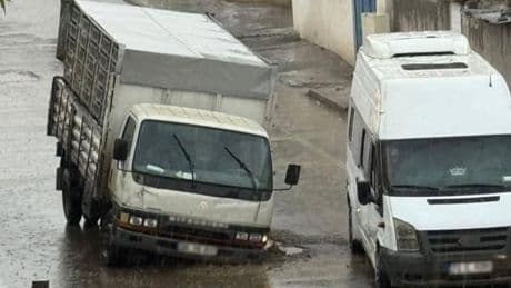 Batman'da altyapı çalışması sonrasında yol çöktü; çukura düşen araç zarar gördü