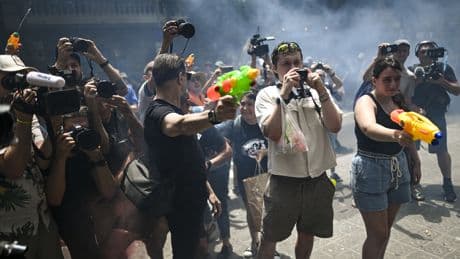 Los turistas extranjeros vuelven a ser el blanco de las pistolas de agua en Barcelona