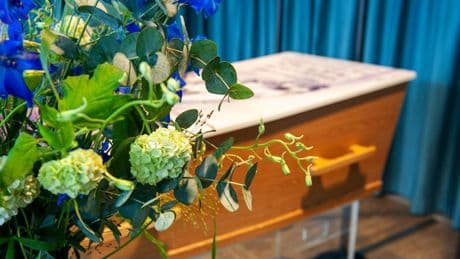 Doodverklaarde vrouw ontwaakt in doodskist in Tsjechië, onderzoek gestart naar lijkschouwer