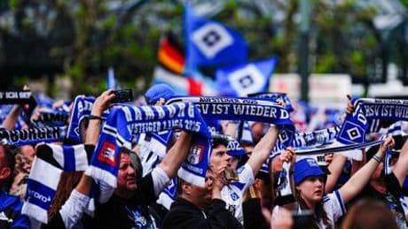 Hamburger SV: 40.000 Fans feiern Bundesliga-Aufstieg auf dem Rathausmarkt