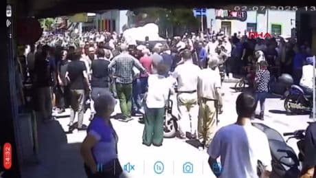 Kavgaya müdahale eden polise saldırdı