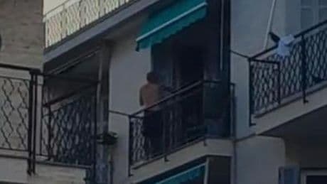 Ceriale, urla e spari dal balcone. Terrore tra i passanti prima del blitz dei carabinieri