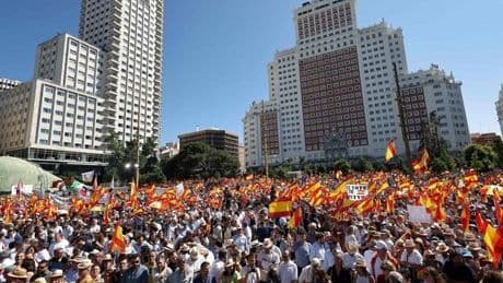 Clamor contra Sánchez en una plaza de España completamente abarrotada