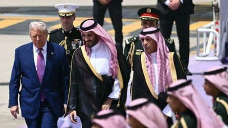 Trump in Arabia Saudita: fanfare, uomini a cavallo e tappeti pregiati. L'accoglienza di lusso di bin Salman