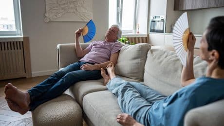 Reporterin macht den Test: Dieser Trick mit Alufolie kühlt ihre Wohnung rasant ab